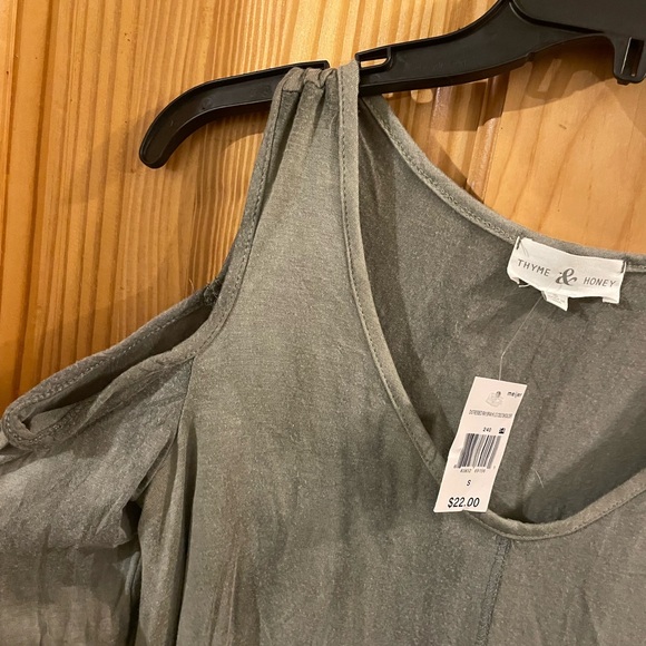 Thyme & Honey green off the shoulder tank top blouse - Picture 2 of 6